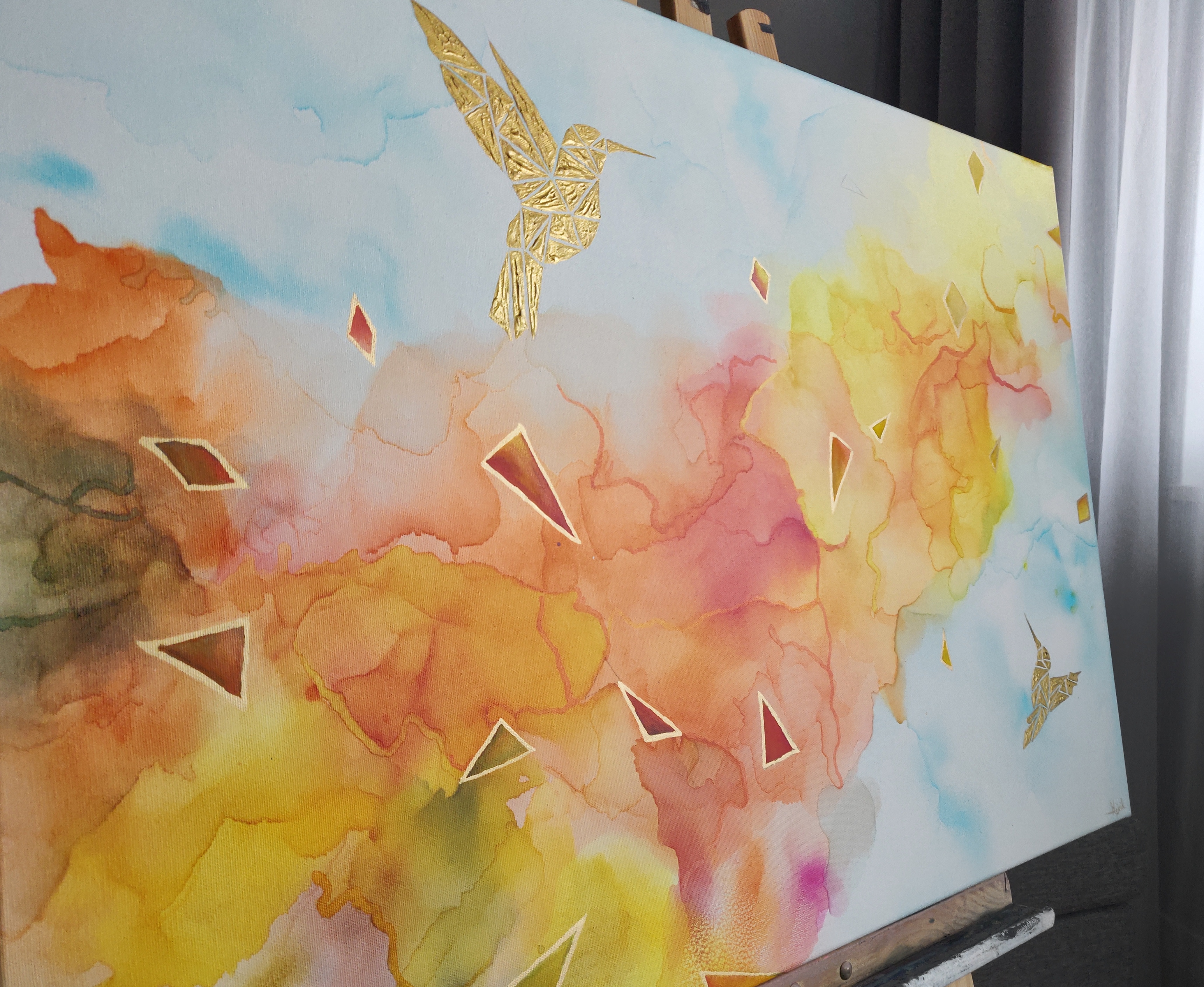 Złote kolibry w ciepłych barwach